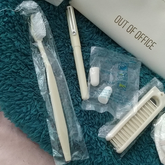 🆕 ✨ travel Out of Office beauty set - Picture 5 of 6